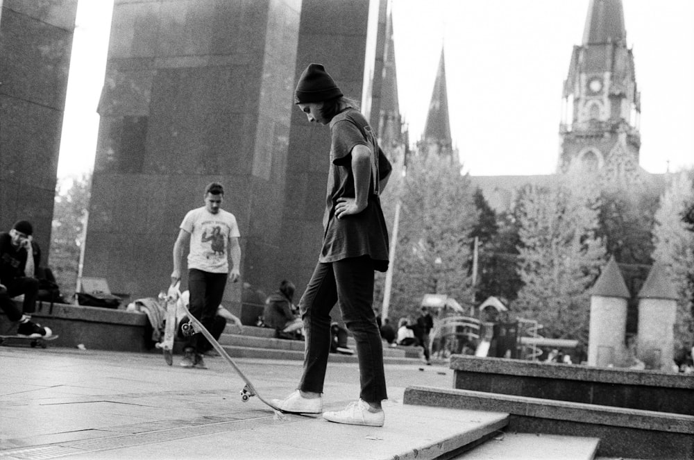 Mann steigt auf Skateboard