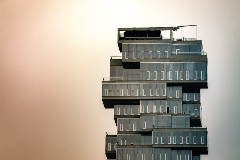 edificio multipiano in calcestruzzo grigio