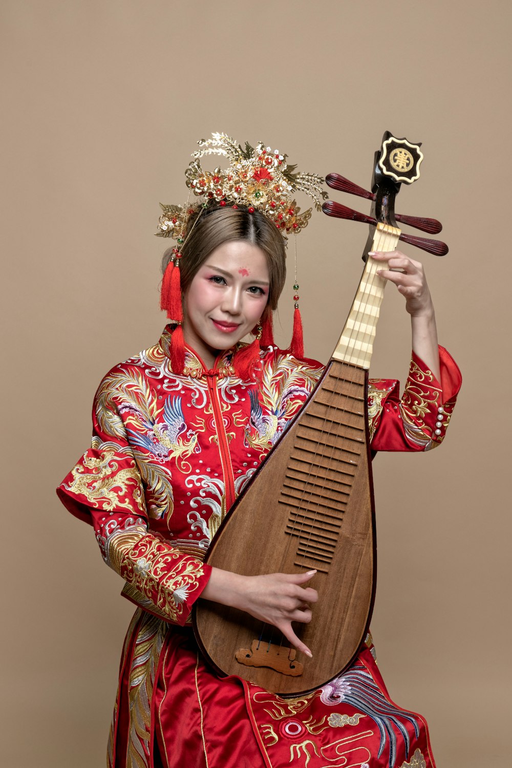 mulher segurando instrumento de corda enquanto sorri