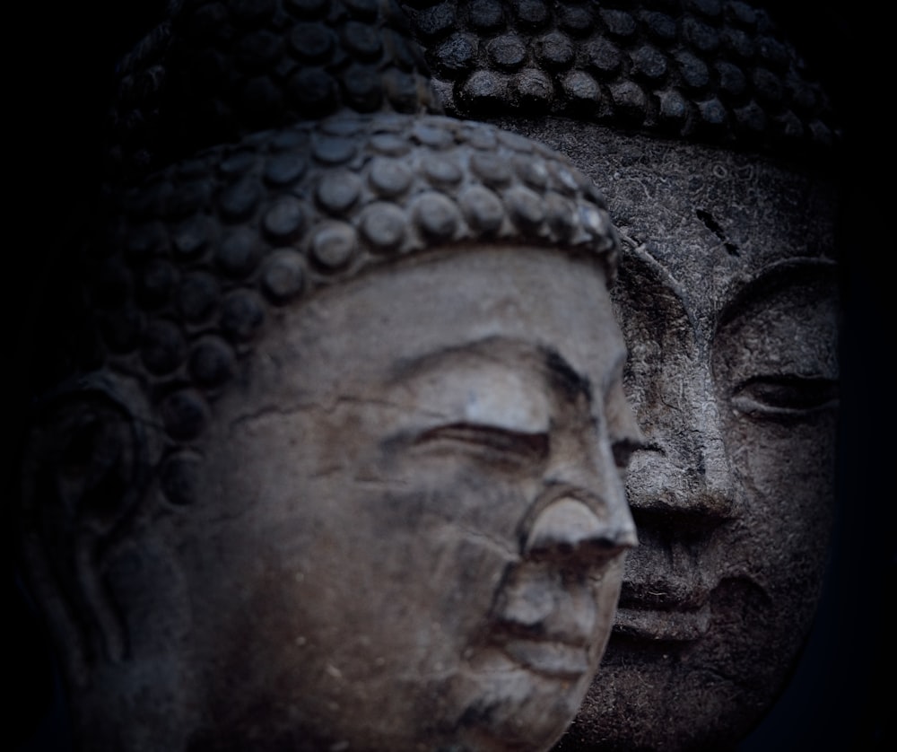 Buddha Figur aus grauem Beton