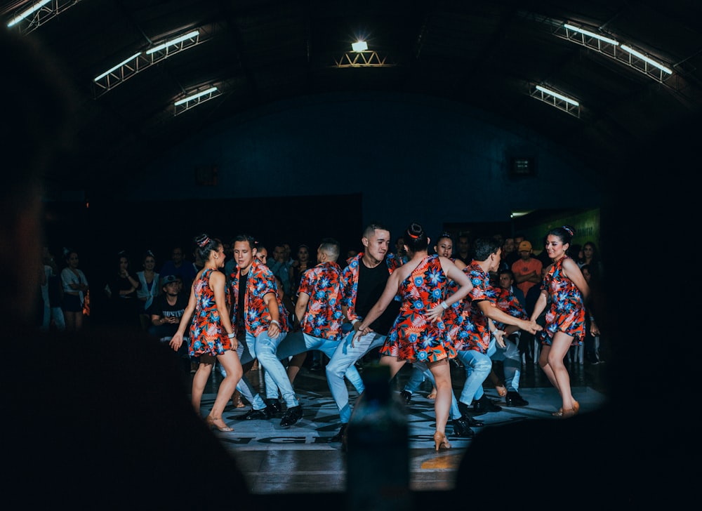 hombres y mujeres bailando en el escenario