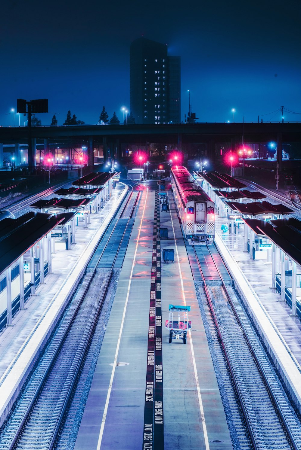 Lumières allumées dans la gare