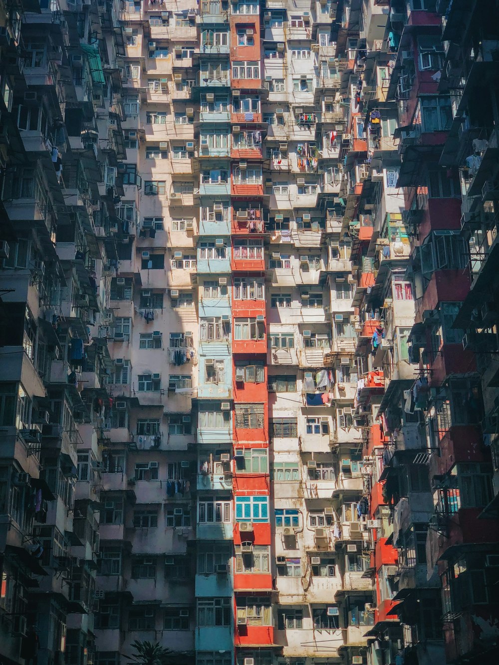 흰색과 빨간색 고층 건물