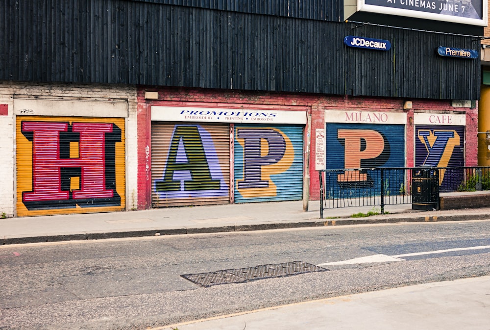 graffiti multicolor de la puerta enrollable HAPPY
