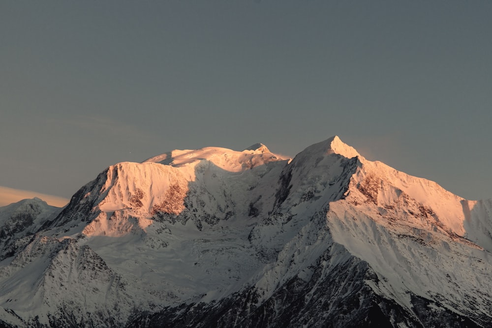 Montaña cubierta de nieve