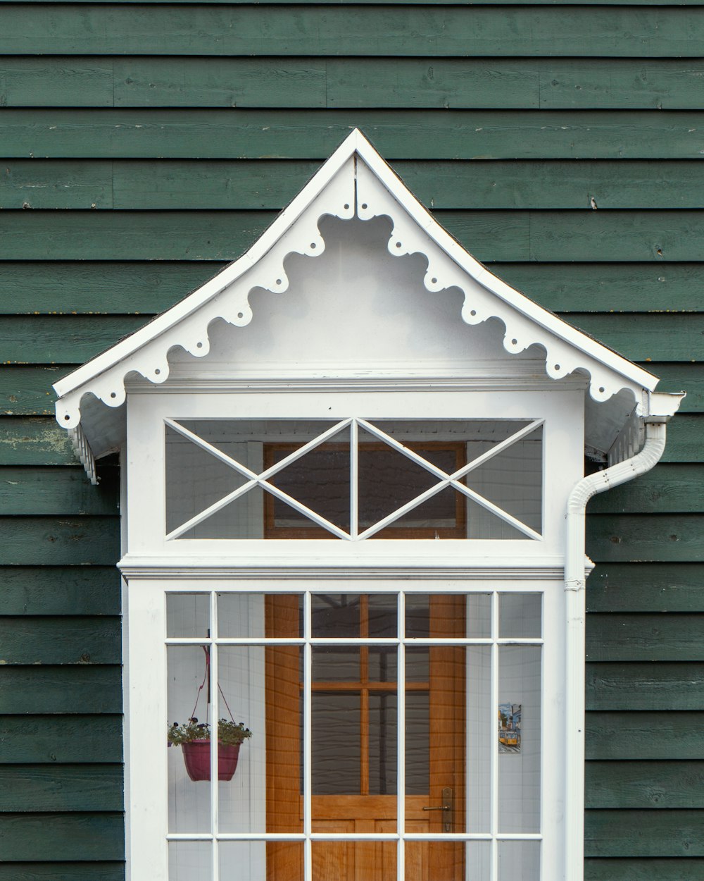 Terrasse blanche, brune et verte de l’immeuble