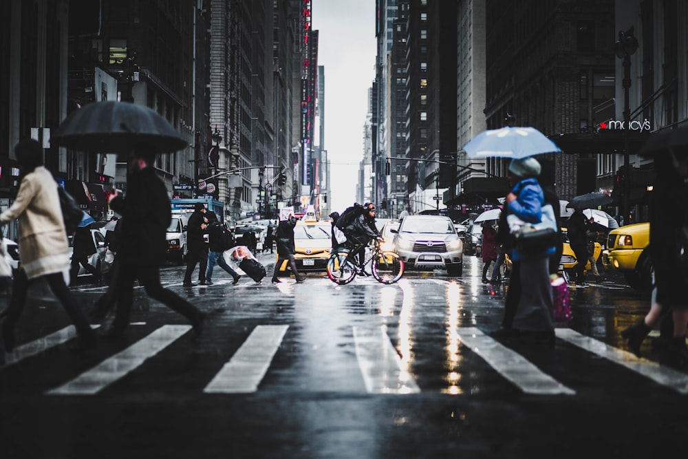 シティストリートの歩行者専用道路を横断する人々