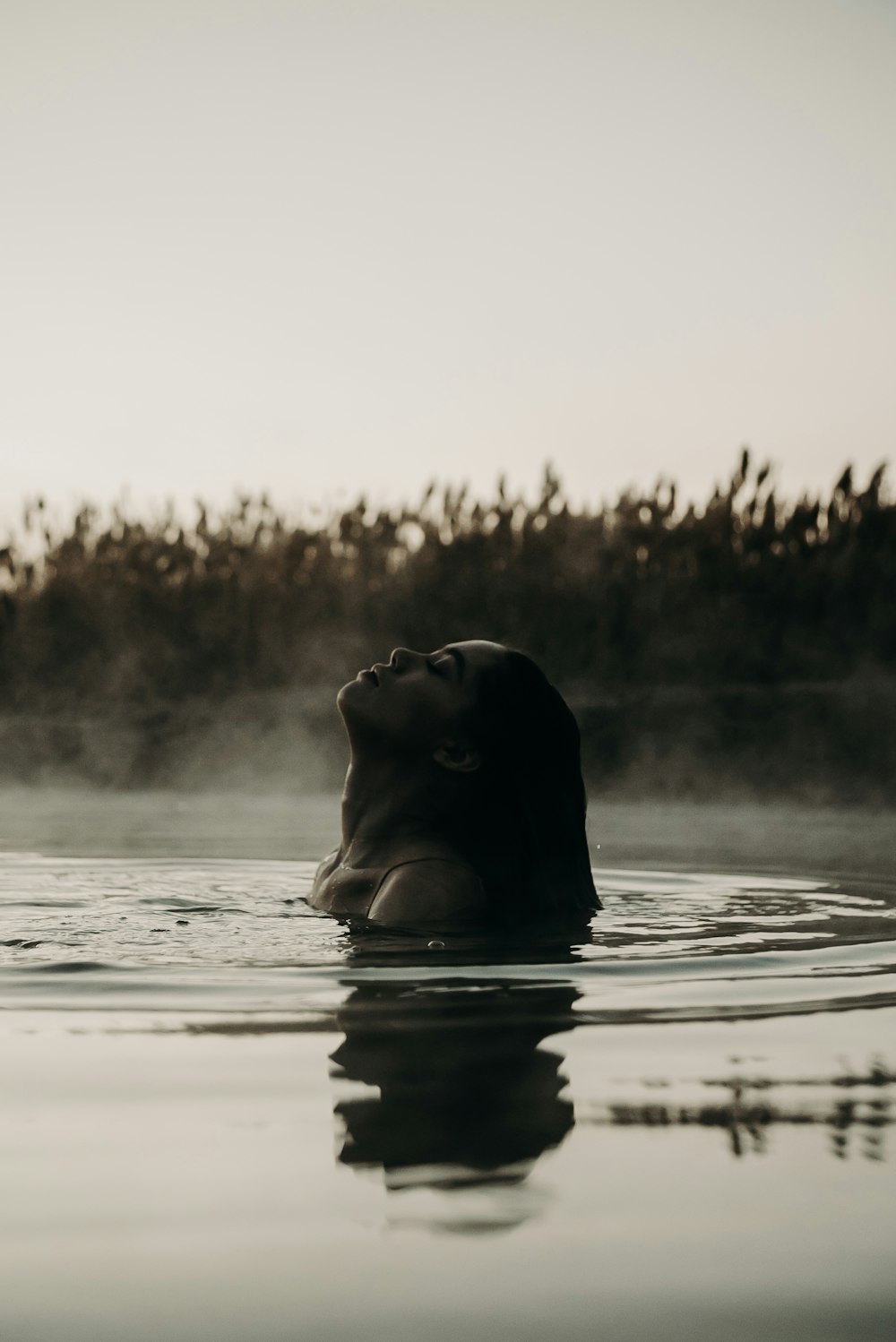 mujer en cuerpo de agua