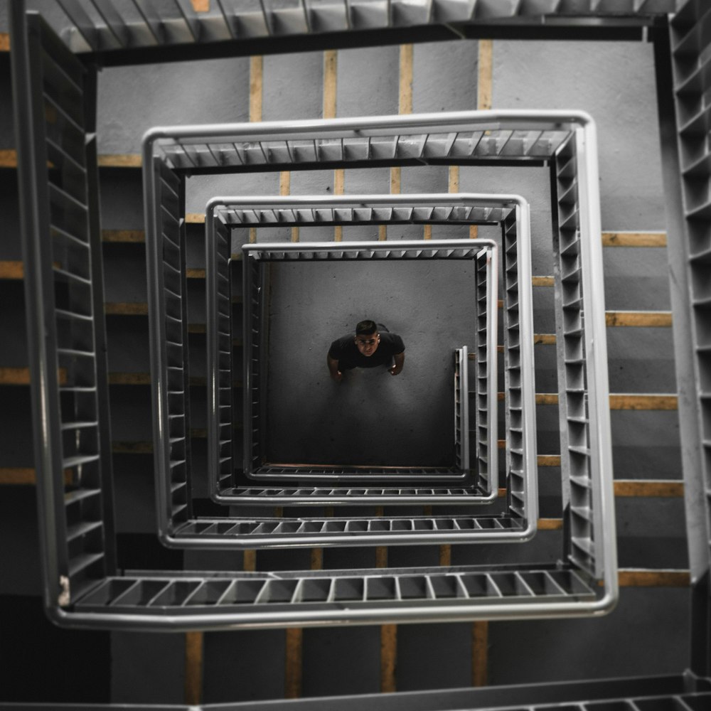 Homme debout au centre de l’escalier