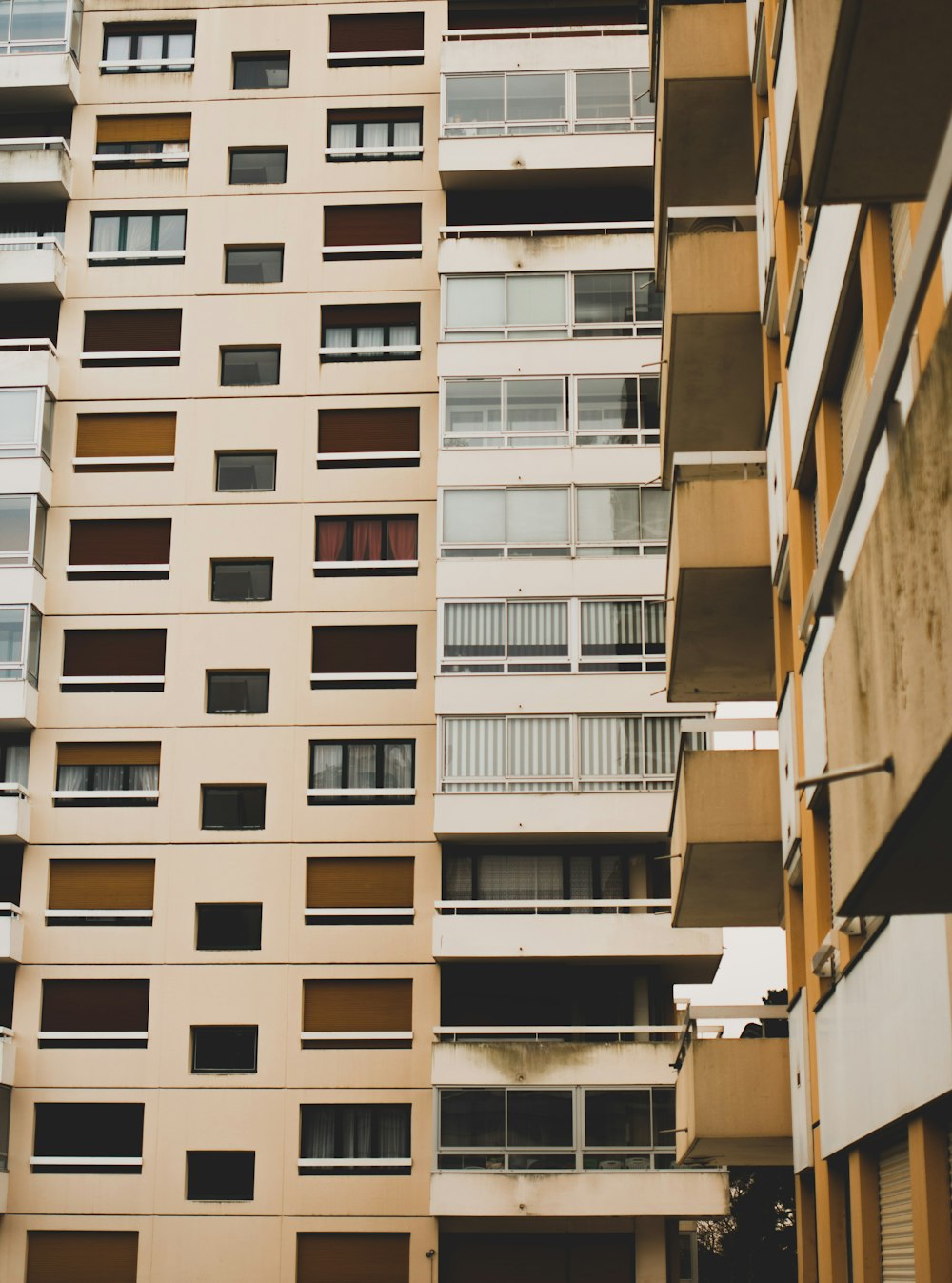 Bâtiment en béton beige