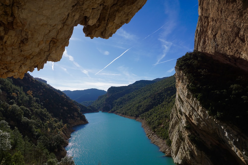 fotografia aerea di uno specchio d'acqua circondato da montagne