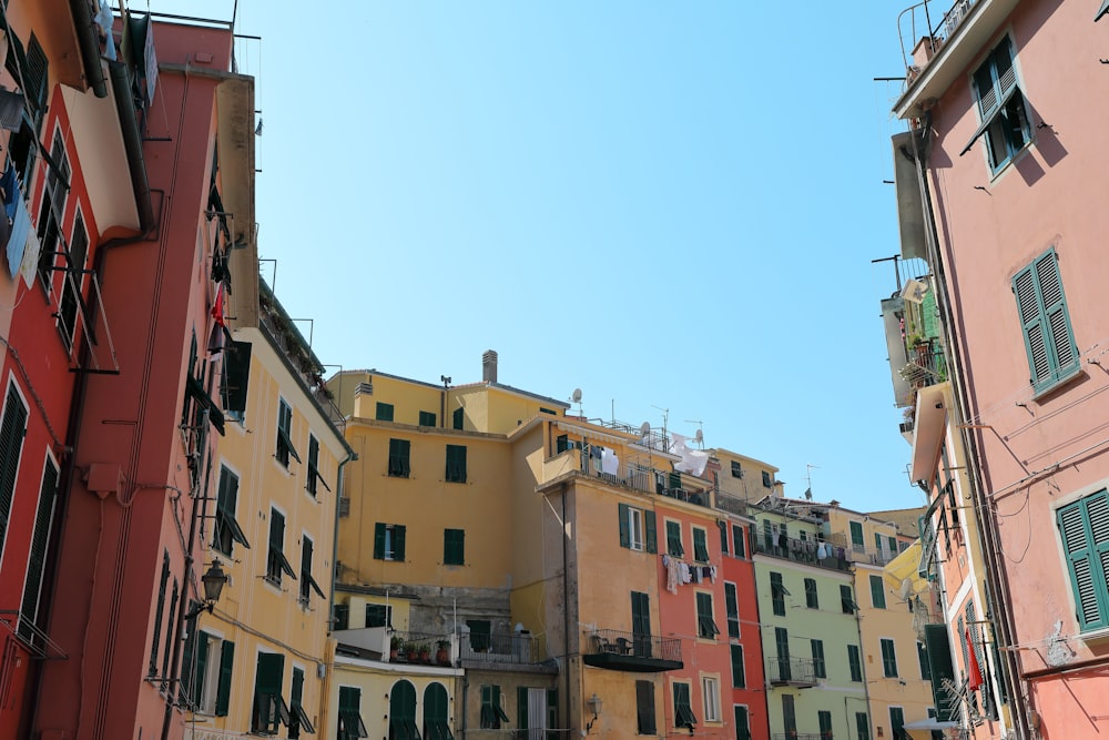 grattacieli sotto il cielo blu