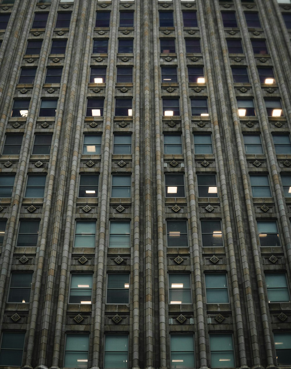 고층 건물의 낮은 각도 보기
