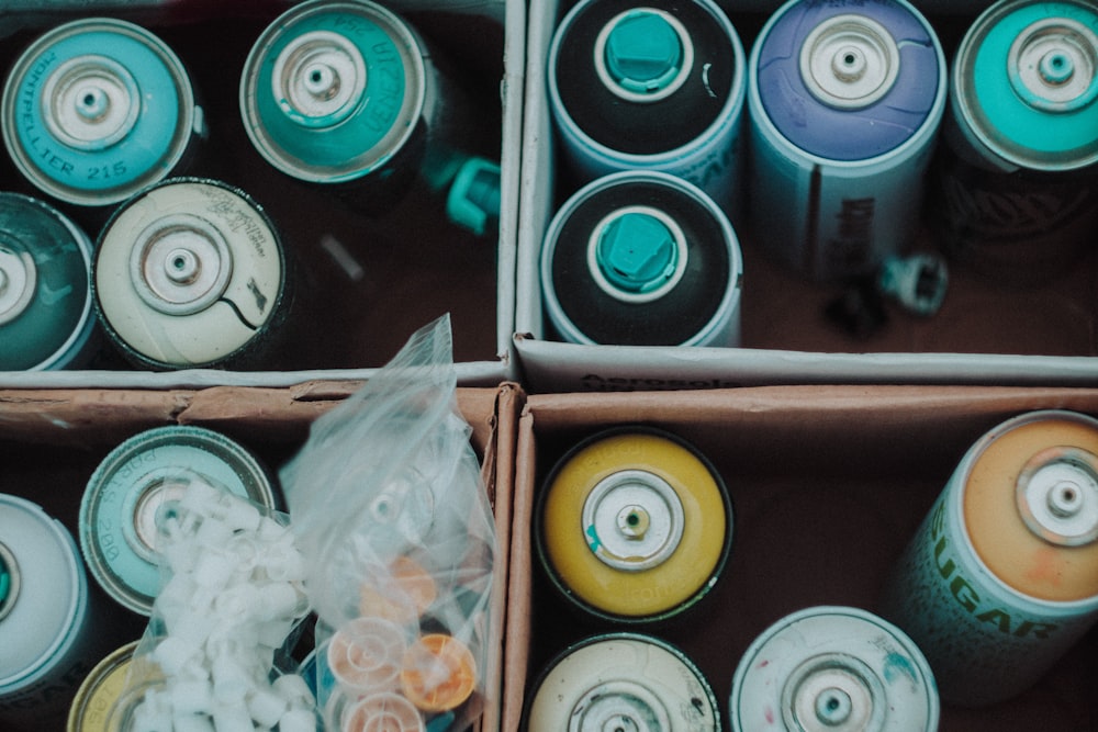 Latas de aerosol de colores surtidos en caja