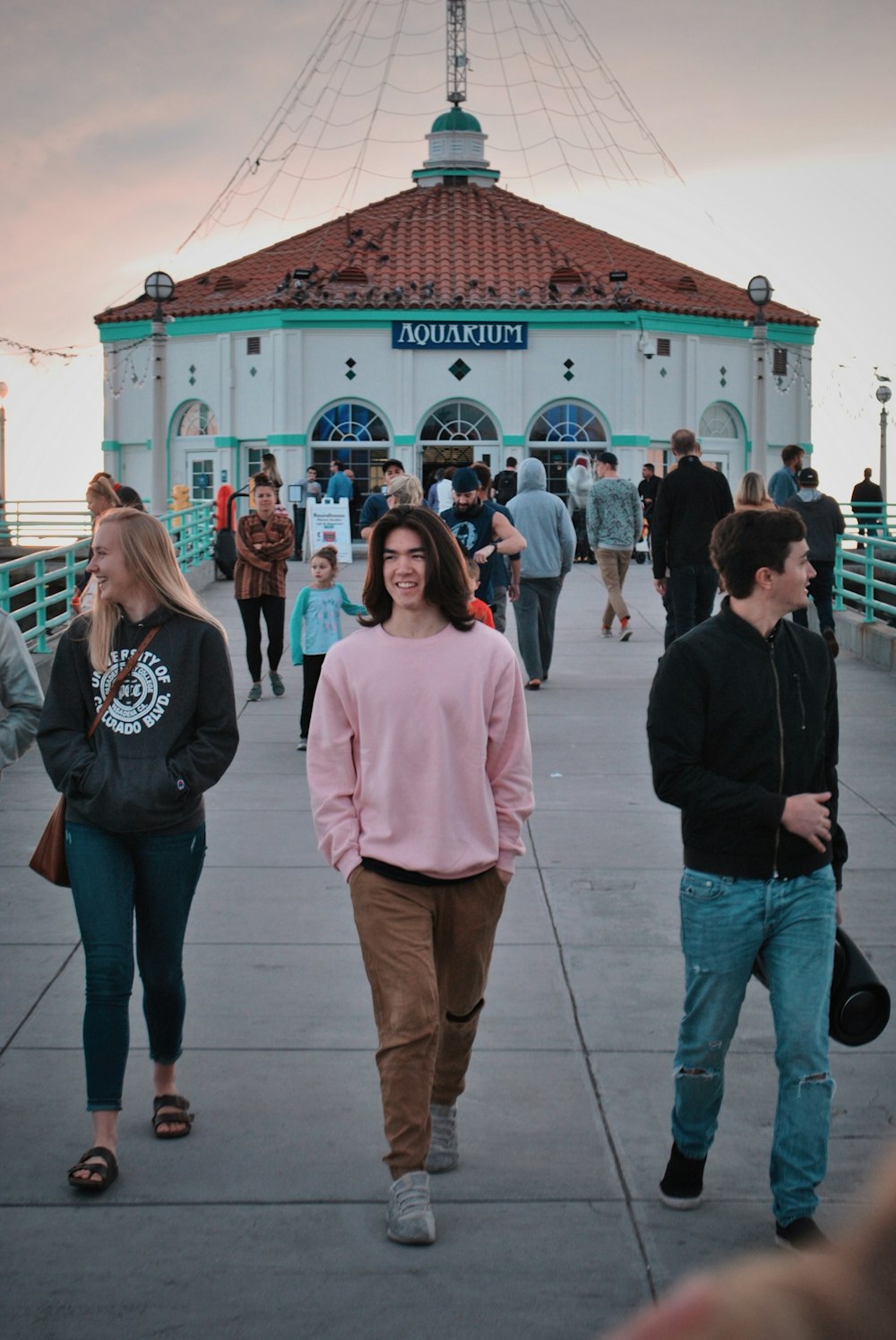 man wearing sweatshirt about to walk near Aquakium building