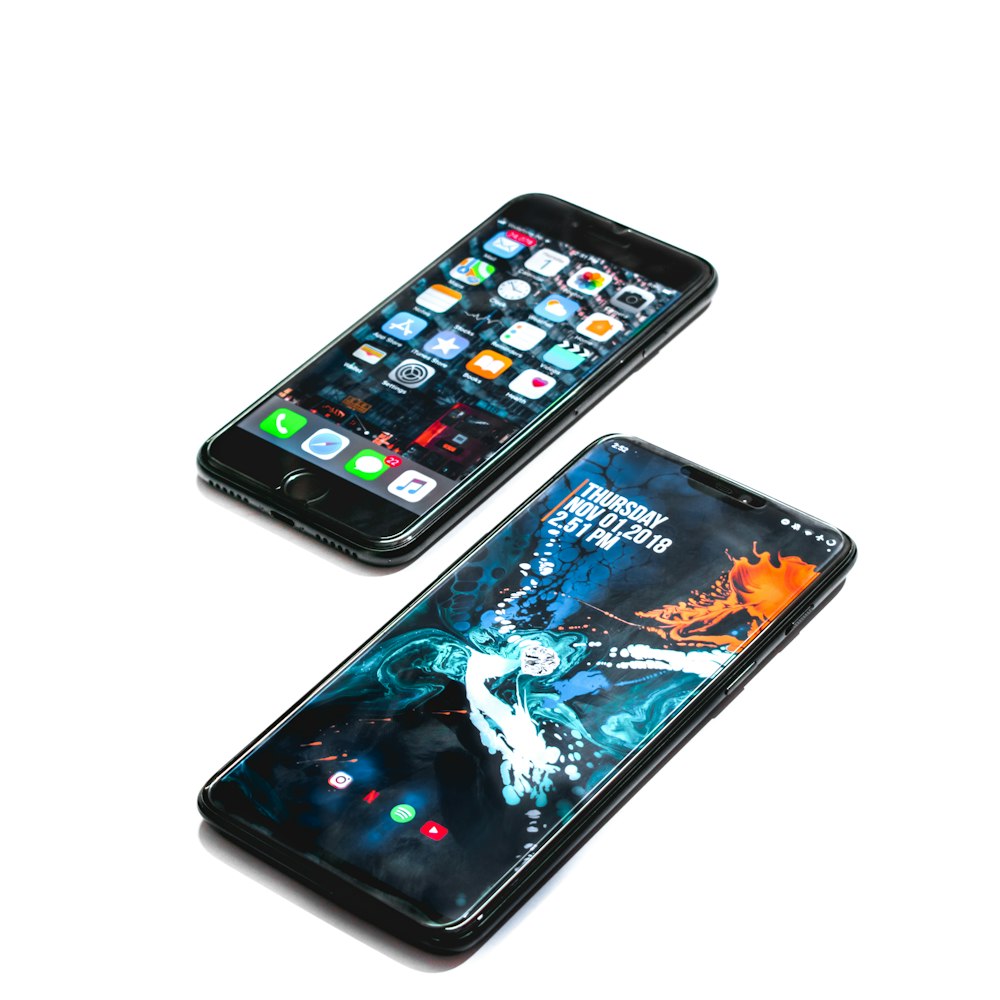 deux smartphones noirs