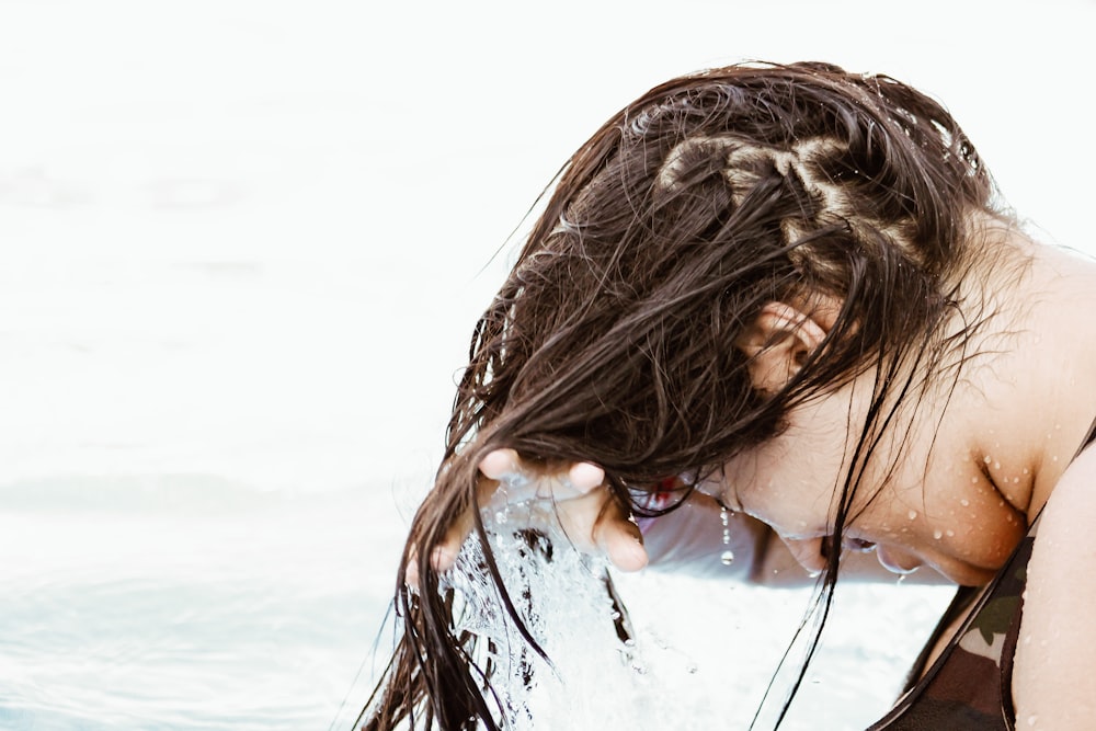 mujer en cuerpo de agua