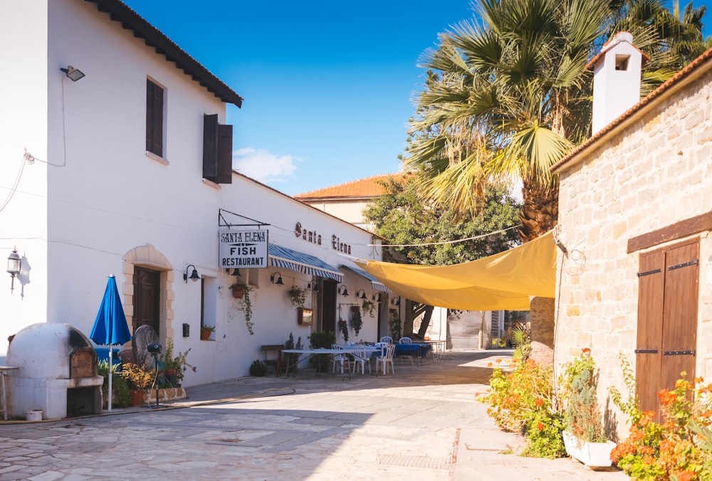 casa in cemento bianco e marrone