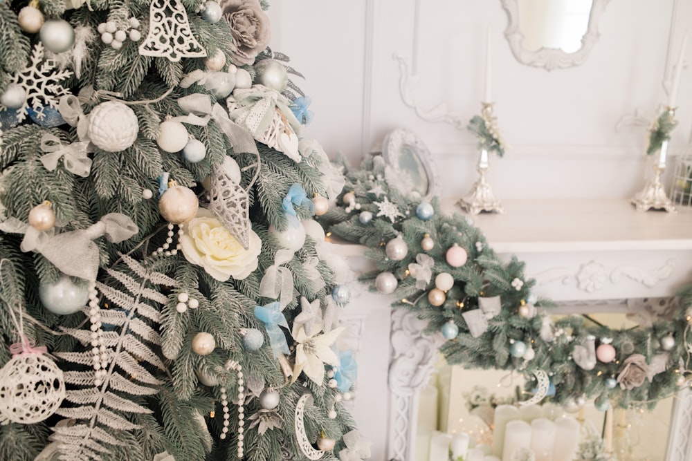 sapin de Noël vert avec des boules de Noël