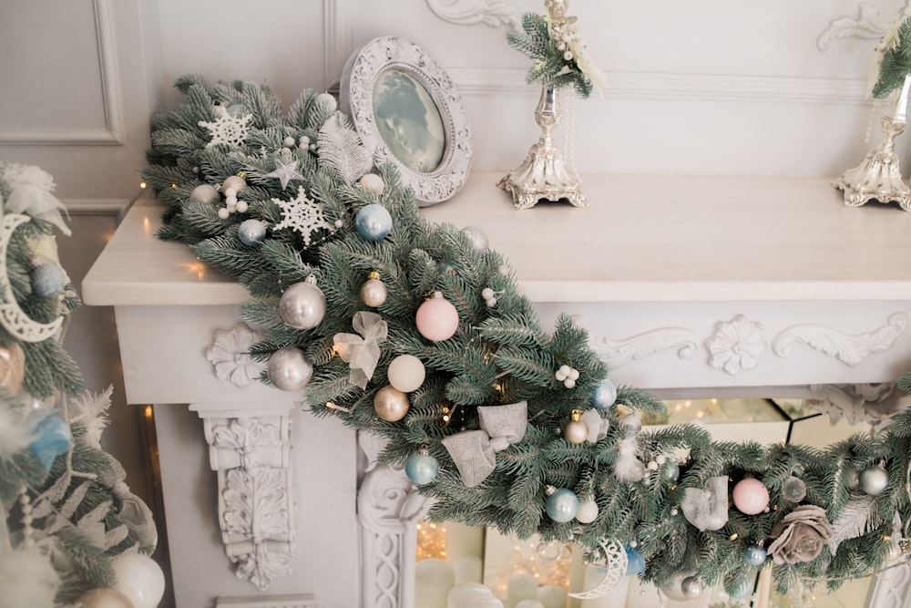 árvore de Natal verde ao lado da parede branca