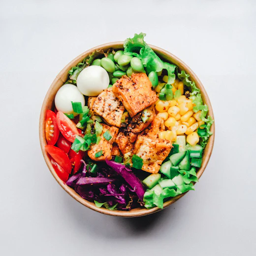 Bowl de ensalada fresca visto desde arriba
