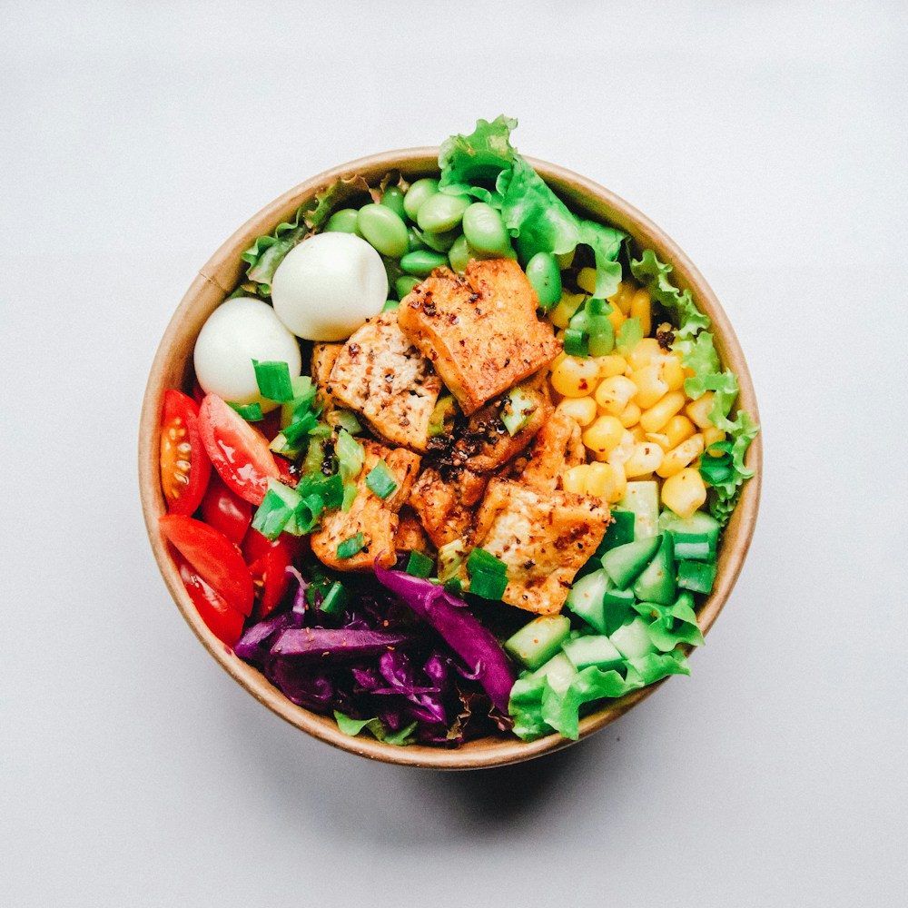 High protein meal bowl with chicken, quinoa and vegetables