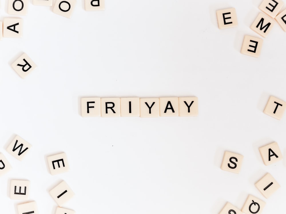 Friyay scrabble peças na superfície branca