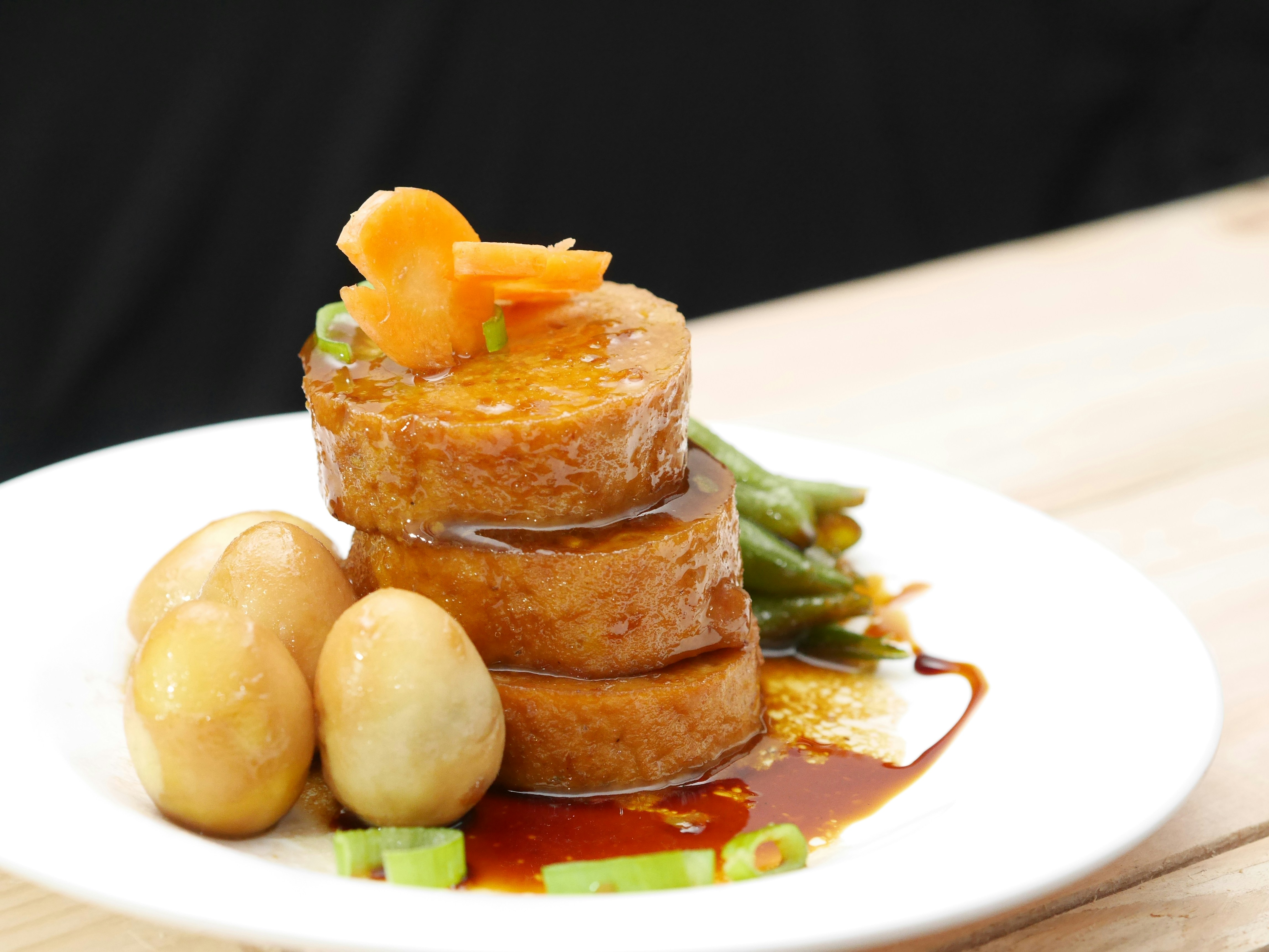 Tortas redondas con almíbar y huevo