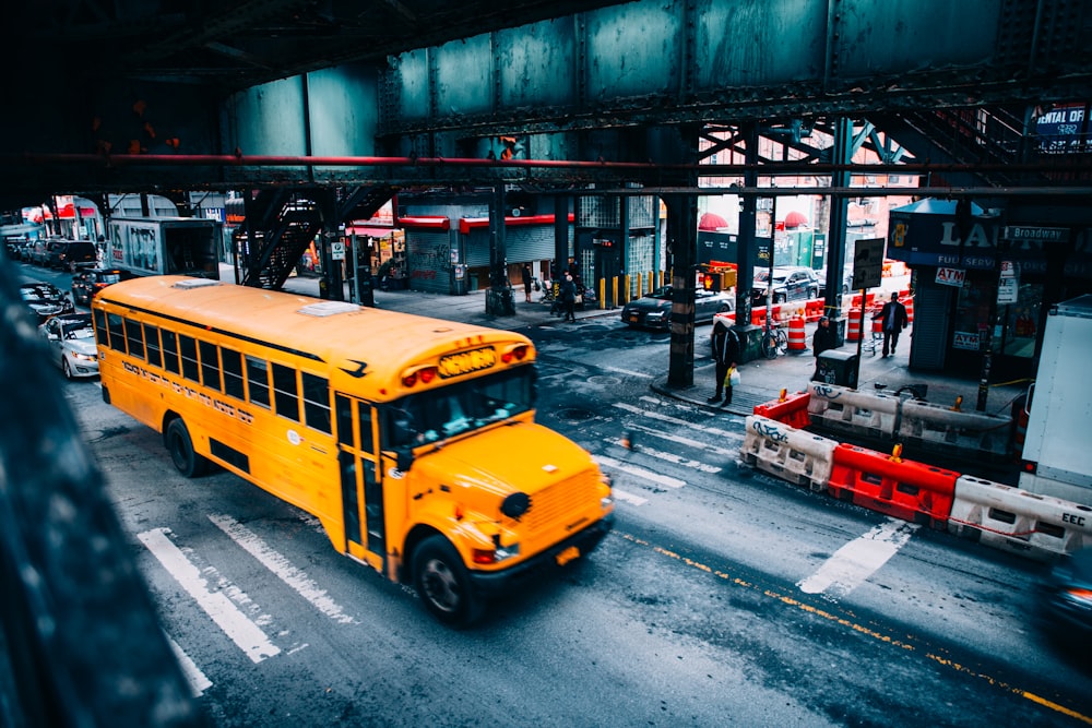 scuolabus su strada durante il giorno