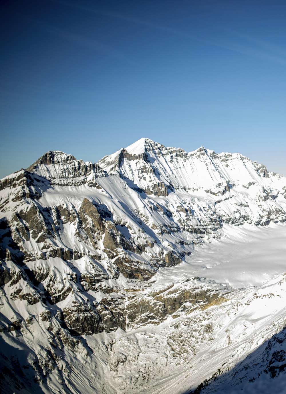 photographie de paysage de montagne blanche et grise