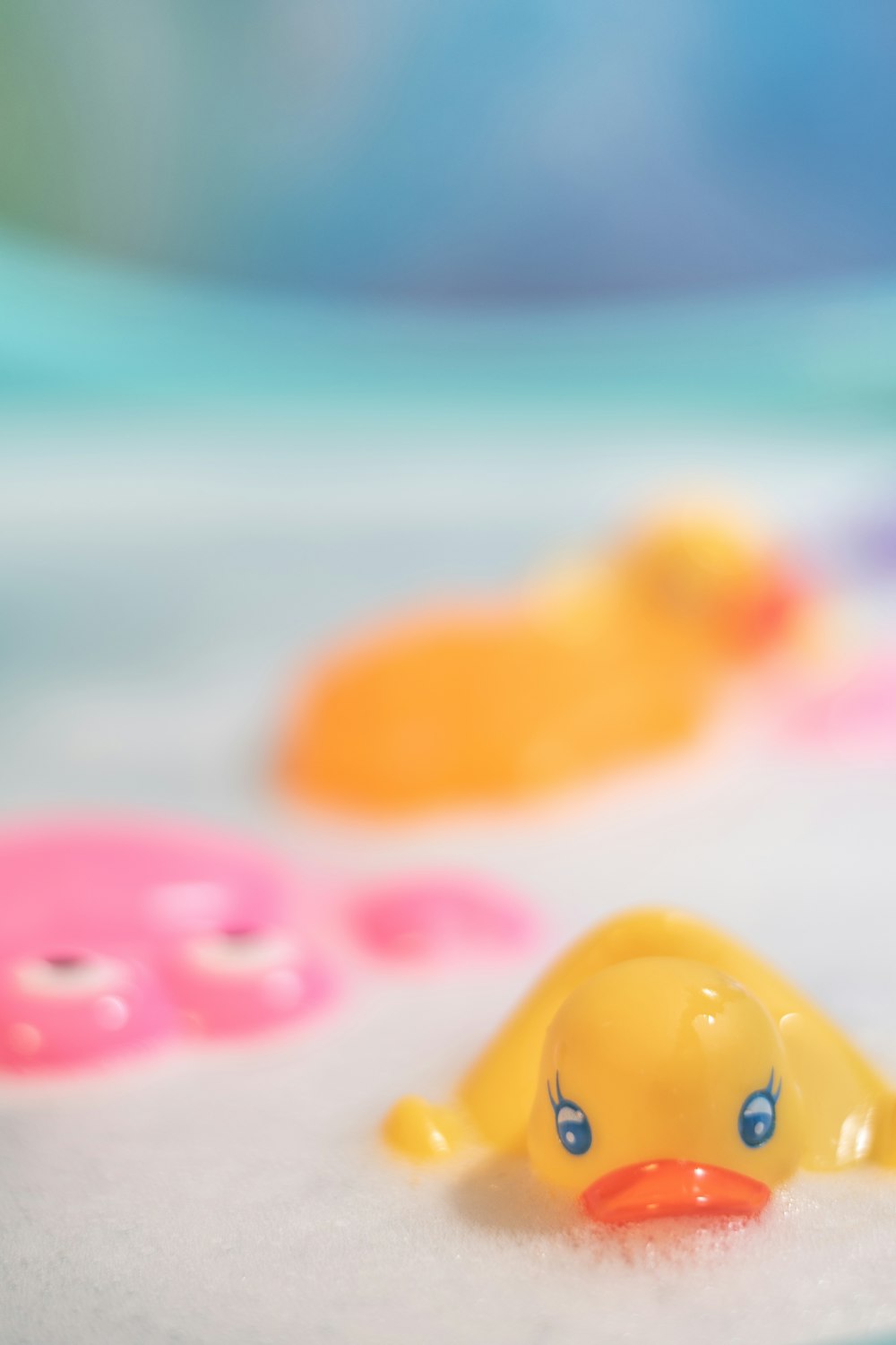 gelbes und rosafarbenes Plastikspielzeug