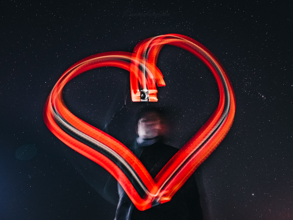 Foto de luz vermelha em forma de coração