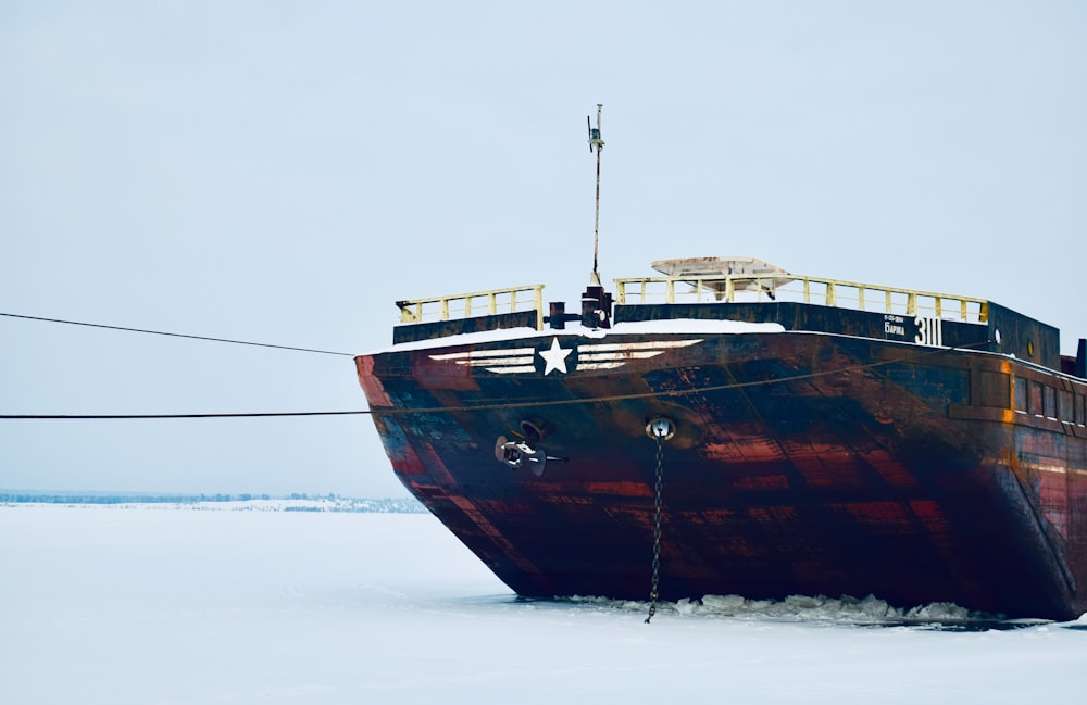 nave da crociera nera e rossa