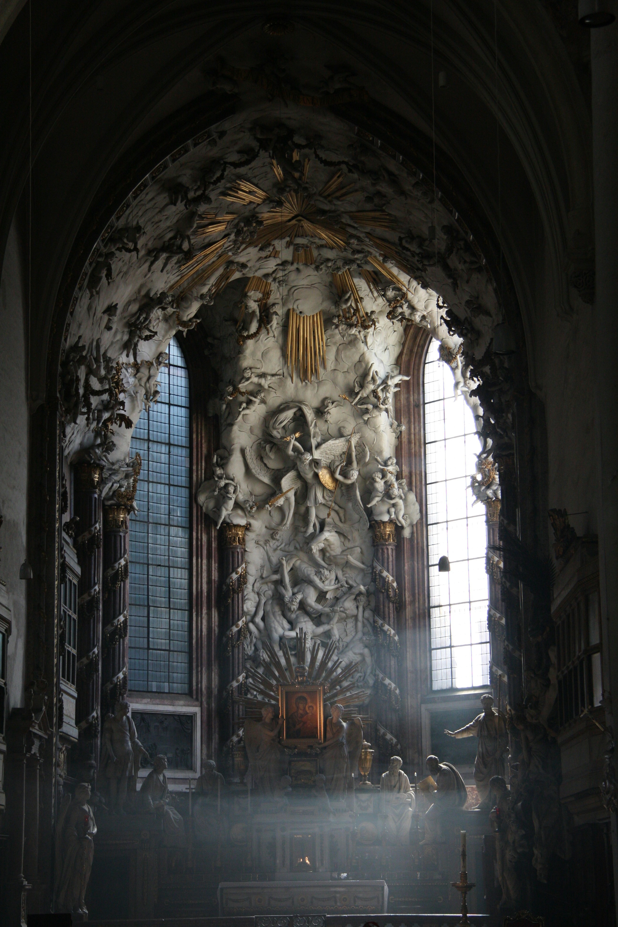 アーチ近くの空の教会