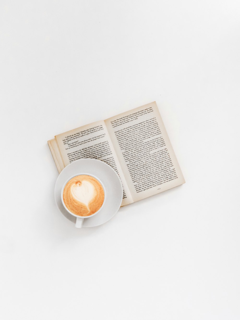 cappuccino em livro marrom