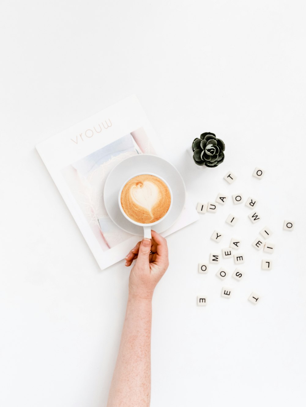 Person mit Kaffeetasse