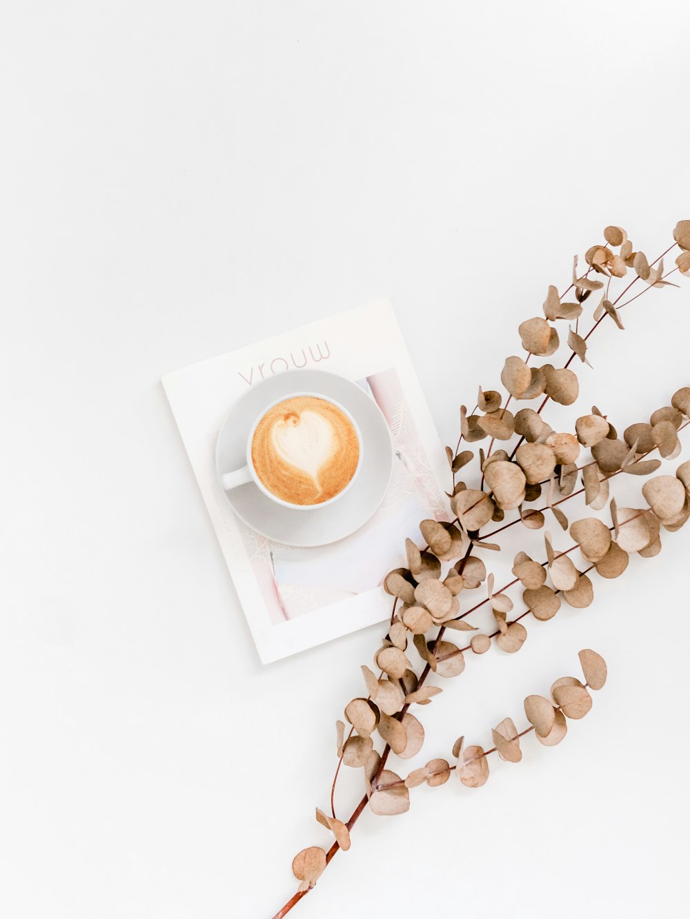 taza de cerámica blanca en la parte superior del platillo blanco