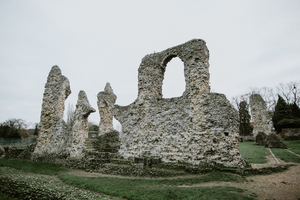 arche en béton gris