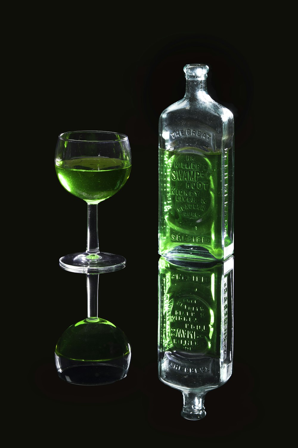 透明なワイングラスとガラス瓶