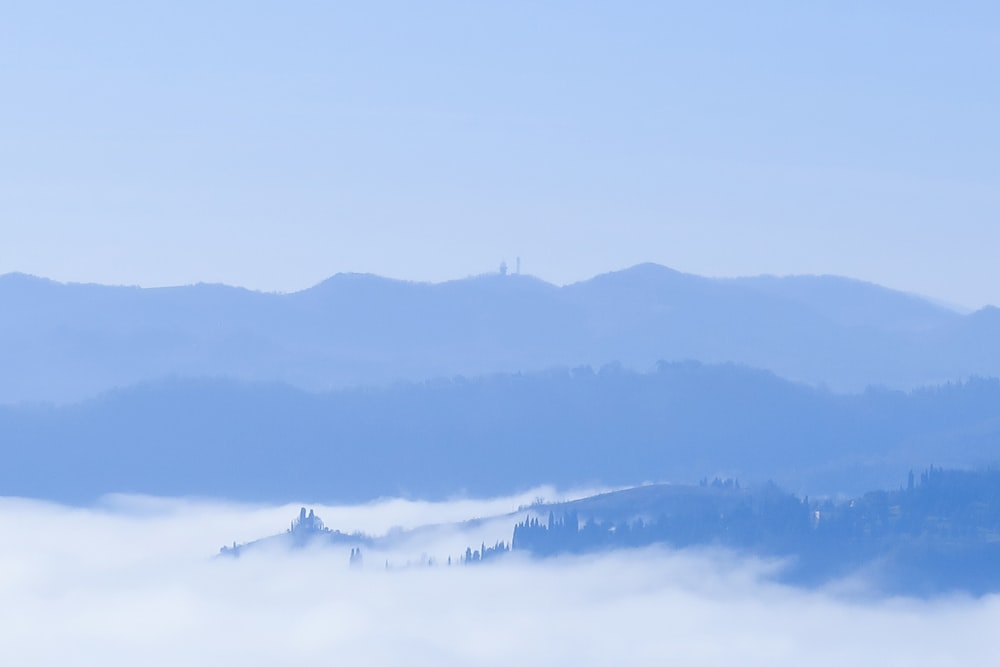 Mer de nuages à travers les montagnes