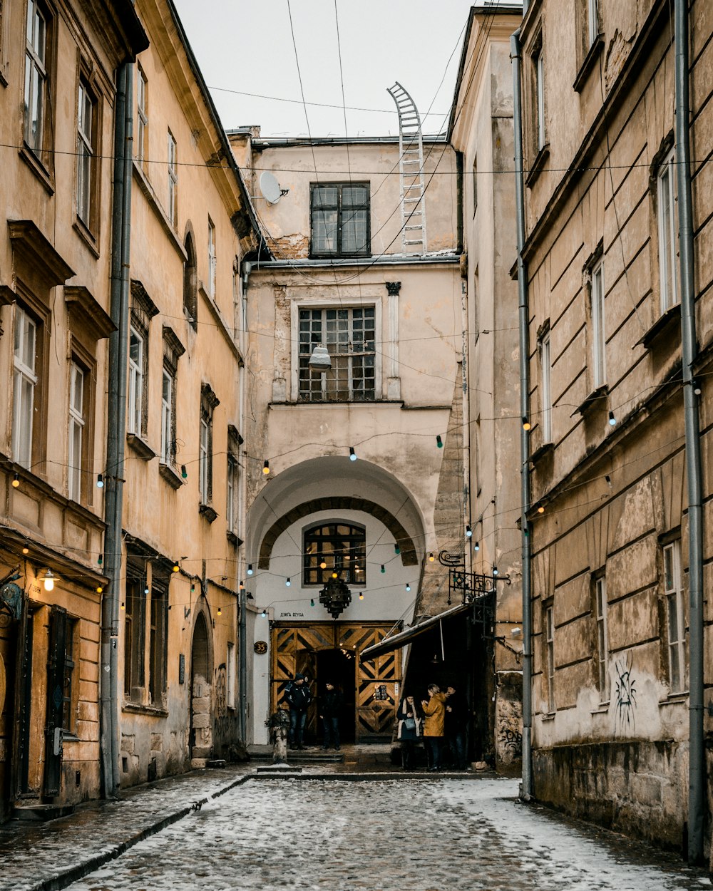 Allée du bâtiment peinte en blanc