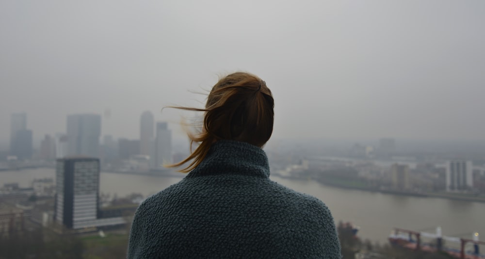 femme portant un haut noir