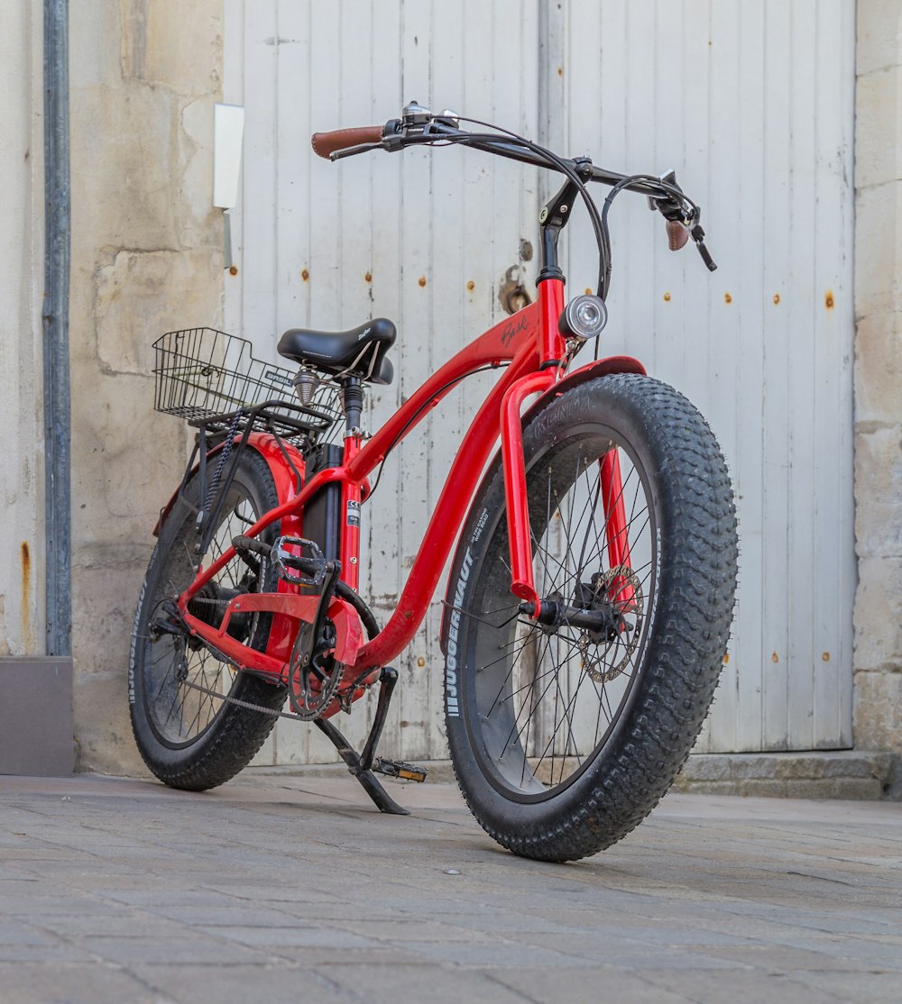 bicicleta vermelha e preta da cidade