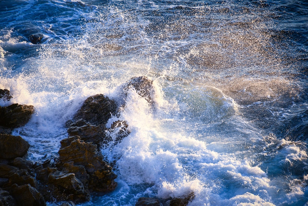 water waves during daytime