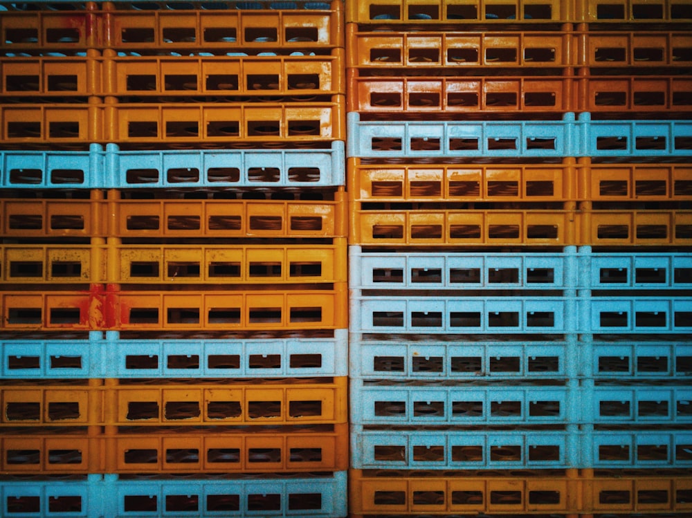 gelbe und blaue Kisten