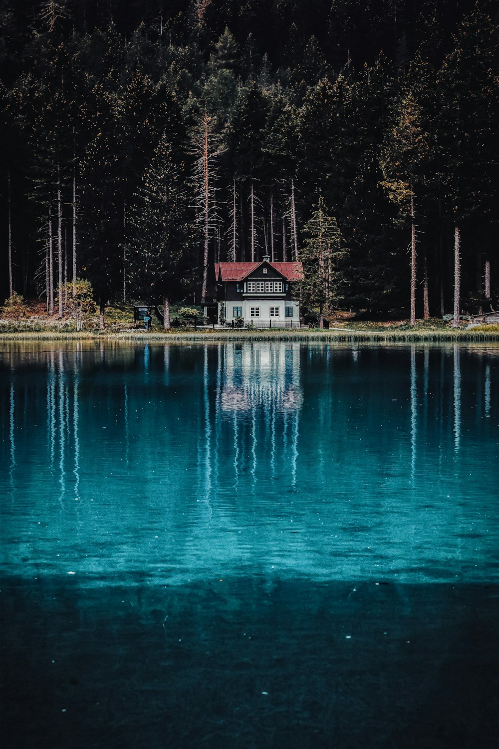 casa vicino allo specchio d'acqua