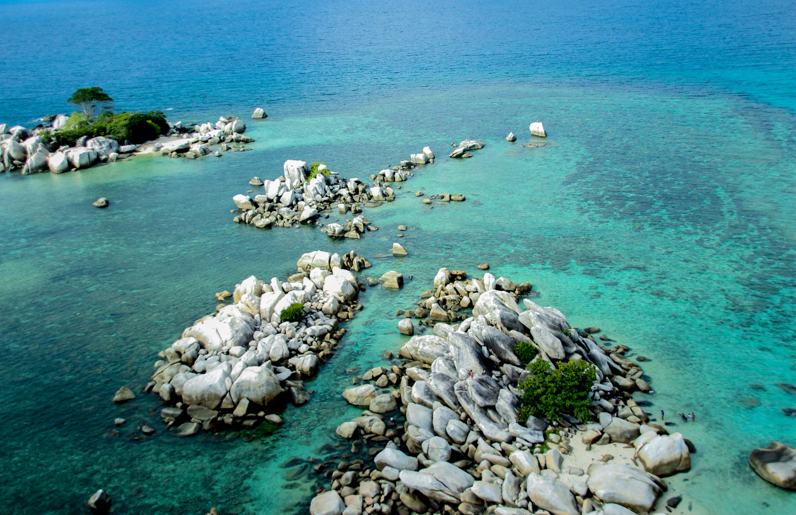 Pemandangan udara gugusan pulau dan laut toska Belitung
