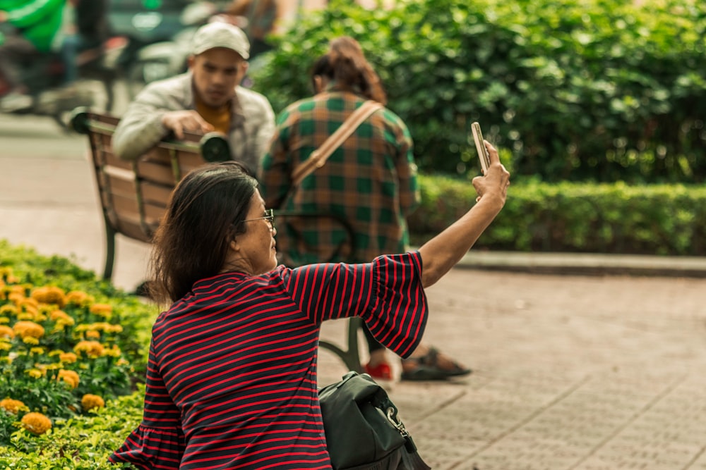 mujer hablando selfie