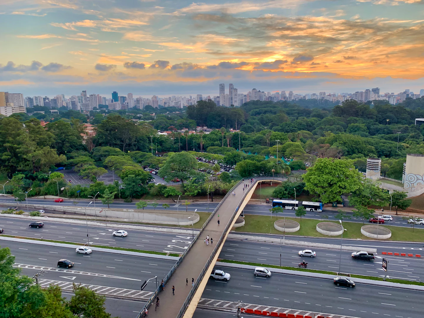 Vista aérea de avenidas com tráfego de veículos durante o dia