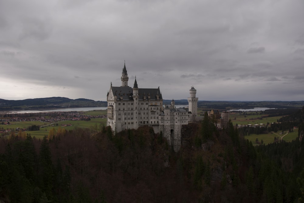 weiße Betonburg in der Nähe des Berges